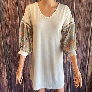 Grace & Emma Nordstrom cream colored aqua floral sleeve size small